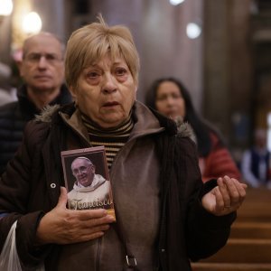 Vjernici diljem svijeta opraštaju se od Pape