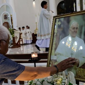 Vjernici diljem svijeta opraštaju se od Pape