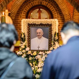 Vjernici diljem svijeta opraštaju se od Pape