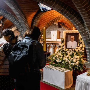 Vjernici diljem svijeta opraštaju se od Pape