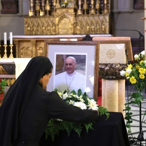 Vjernici diljem svijeta opraštaju se od Pape