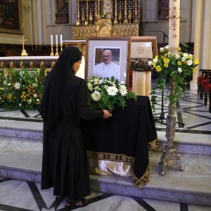 Vjernici diljem svijeta opraštaju se od Pape