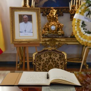 Vjernici diljem svijeta opraštaju se od Pape