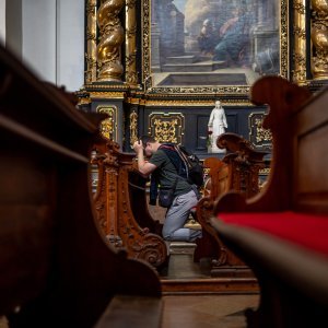 Vjernici diljem svijeta opraštaju se od Pape