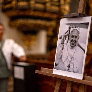 Vjernici diljem svijeta opraštaju se od Pape