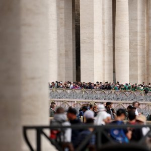 Trg sv. Petra pun vjernika koji čekaju u redu kako bi se poklonili papi Franji