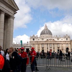 Trg sv. Petra pun vjernika koji čekaju u redu kako bi se poklonili papi Franji