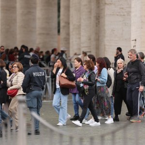 Trg sv. Petra pun vjernika koji čekaju u redu kako bi se poklonili papi Franji
