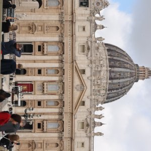 Trg sv. Petra pun vjernika koji čekaju u redu kako bi se poklonili papi Franji
