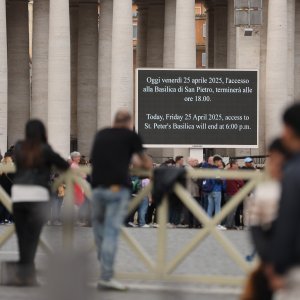 Trg sv. Petra pun vjernika koji čekaju u redu kako bi se poklonili papi Franji