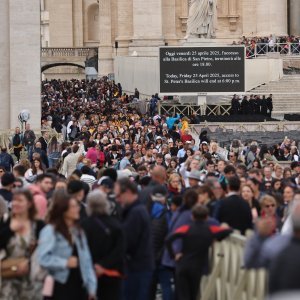 Trg sv. Petra pun vjernika koji čekaju u redu kako bi se poklonili papi Franji