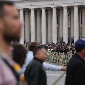 Trg sv. Petra pun vjernika koji čekaju u redu kako bi se poklonili papi Franji