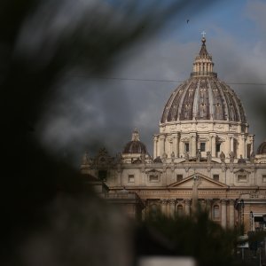 Trg sv. Petra pun vjernika koji čekaju u redu kako bi se poklonili papi Franji
