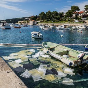 Onečišćenje mora na Hvaru