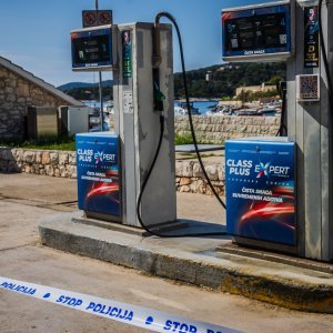 Onečišćenje mora na Hvaru