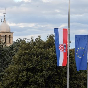 Zastave na pola koplja u Šibeniku