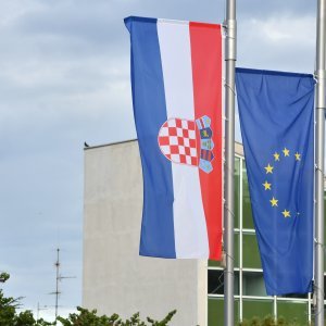 Zastave na pola koplja u Šibeniku