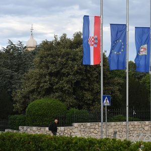 Zastave na pola koplja u Šibeniku
