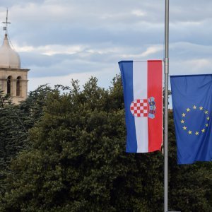 Zastave na pola koplja u Šibeniku