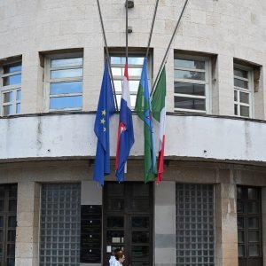 Zastave na pola koplja u Puli