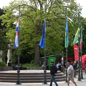 Zastave na pola koplja u Puli