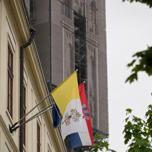 Zastave na pola koplja u Zagrebu