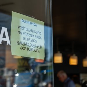 Gužva ispred pekarnice