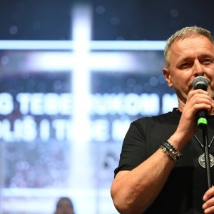 Thompson na koncertu 'Split slavi, moli i voli'