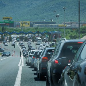 Policijska vozila na naplatnim postajama pri ulasku u Split dočekuju navijače