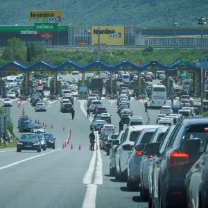 Policijska vozila na naplatnim postajama pri ulasku u Split dočekuju navijače
