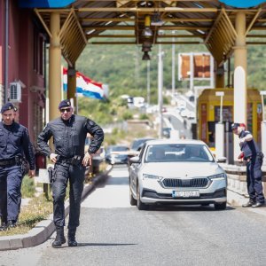 Policijska vozila na naplatnim postajama pri ulasku u Split dočekuju navijače