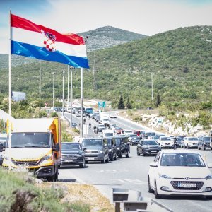 Policijska vozila na naplatnim postajama pri ulasku u Split dočekuju navijače