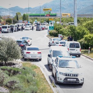Policijska vozila na naplatnim postajama pri ulasku u Split dočekuju navijače
