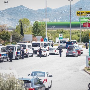 Policijska vozila na naplatnim postajama pri ulasku u Split dočekuju navijače