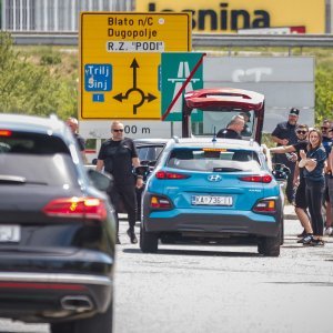 Policijska vozila na naplatnim postajama pri ulasku u Split dočekuju navijače