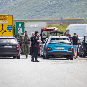 Policijska vozila na naplatnim postajama pri ulasku u Split dočekuju navijače