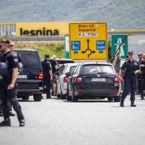 Policijska vozila na naplatnim postajama pri ulasku u Split dočekuju navijače