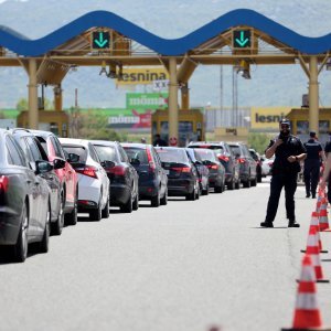 Policijska vozila na naplatnim postajama pri ulasku u Split dočekuju navijače