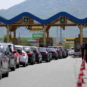 Policijska vozila na naplatnim postajama pri ulasku u Split dočekuju navijače
