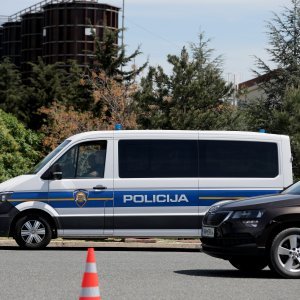 Policijska vozila na naplatnim postajama pri ulasku u Split dočekuju navijače