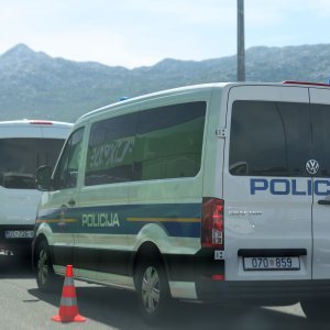 Policijska vozila na naplatnim postajama pri ulasku u Split dočekuju navijače