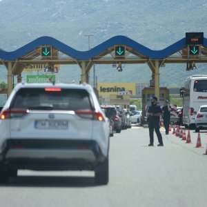 Policijska vozila na naplatnim postajama pri ulasku u Split dočekuju navijače