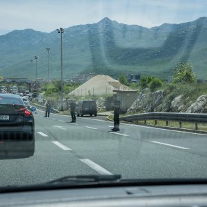 Policijska vozila na naplatnim postajama pri ulasku u Split dočekuju navijače