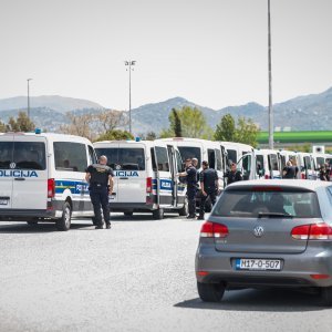 Policijska vozila na naplatnim postajama pri ulasku u Split dočekuju navijače