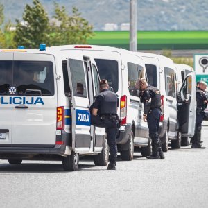 Policijska vozila na naplatnim postajama pri ulasku u Split dočekuju navijače