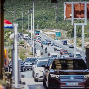 Policijska vozila na naplatnim postajama pri ulasku u Split dočekuju navijače