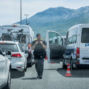 Policijska vozila na naplatnim postajama pri ulasku u Split dočekuju navijače
