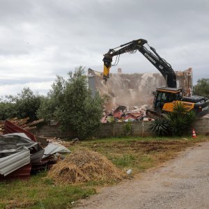 Rušenje bespravne gradnje u općini Ližnjan