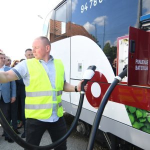 Prvi elektrobaterijski vlak