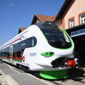 Prvi elektrobaterijski vlak
